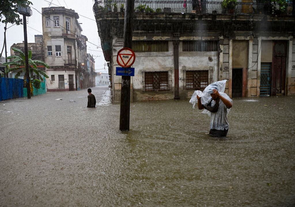 Un hombre camina por las calles inundadas de la ciudad de La Habana