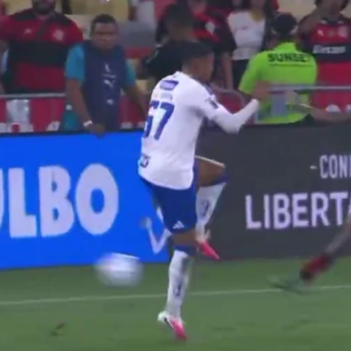 Erick Pulgar causa revuelo en Copa Libertadores por esta imagen y Flamengo reacciona: “Coraje, amor y pasión”