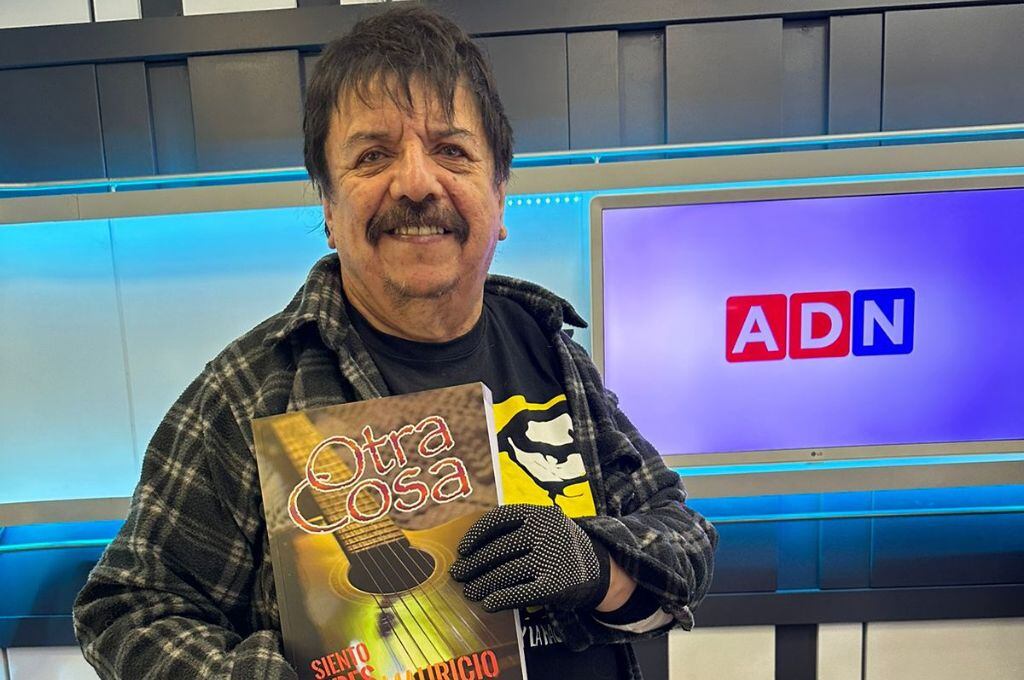 Mauricio Redolés presentó su libro "Otra cosa, siento tres canciones": "Fue un ejercicio de memoria"