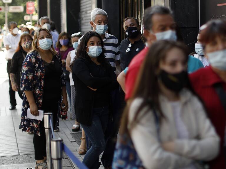 07 de Diciembre de 2020/SANTIAGOVarias Personas esperan ser atendidos en la sucursal AFP Habitat, para realizar sus tramites del Segundo retiro del 10%.
FOTO:CRISTOBAL ESCOBAR/AGENCIAUNO