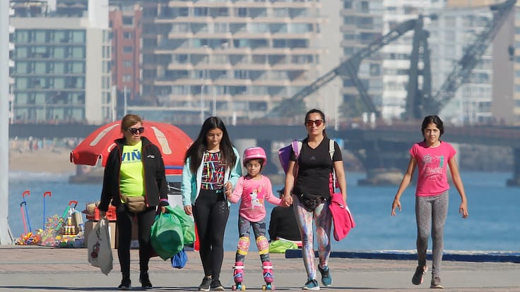 Valparaíso espera alta llegada de turistas por fin de semana largo: ocupación hotelera superaría el 70%