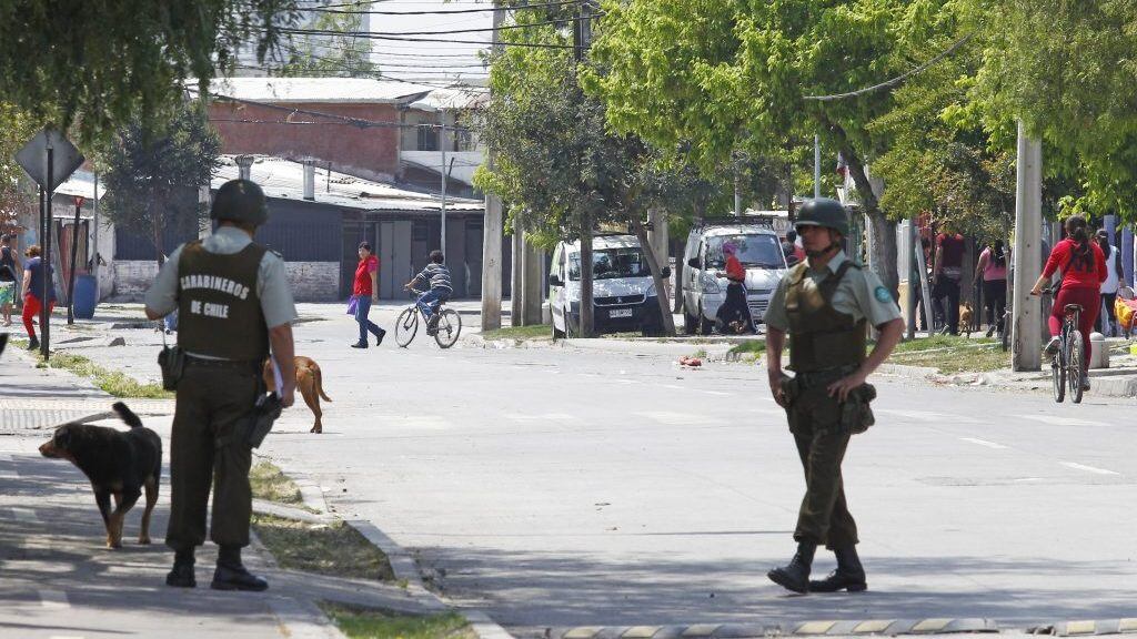 26 de Octubre del 2017/SANTIAGOFotografías Temáticas de la población La Legua, donde se observa el control policial por la entrada de Avenida Santa Rosa.
FOTO: RODRIGO SAENZ/AGENCIAUNO