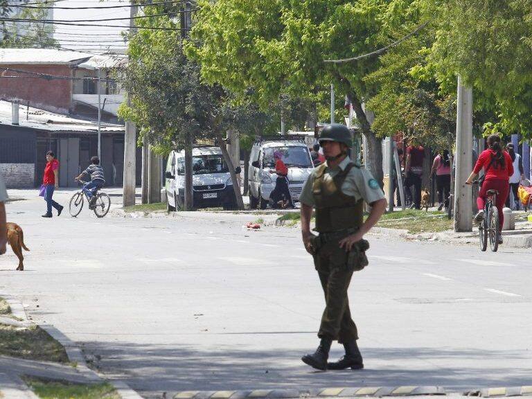 26 de Octubre del 2017/SANTIAGOFotografías Temáticas de la población La Legua, donde se observa el control policial por la entrada de Avenida Santa Rosa.
FOTO: RODRIGO SAENZ/AGENCIAUNO
