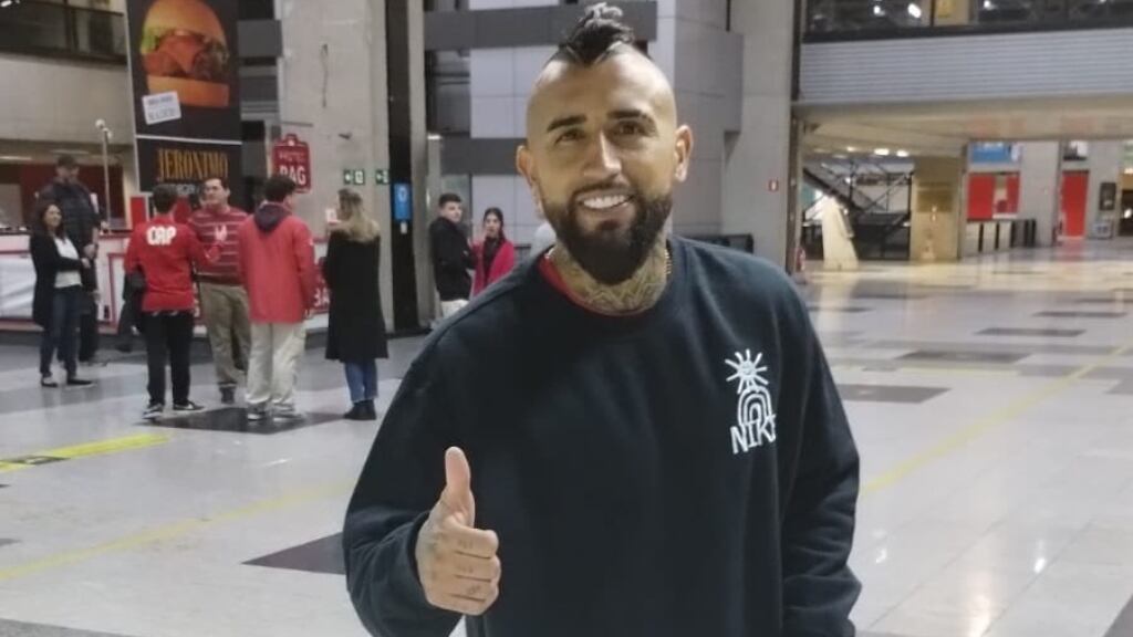 Arturo Vidal emprende viaje a Chile tras jugar con Athlético Paranaense: "Tengo días para llegar 100% al partido con Uruguay"