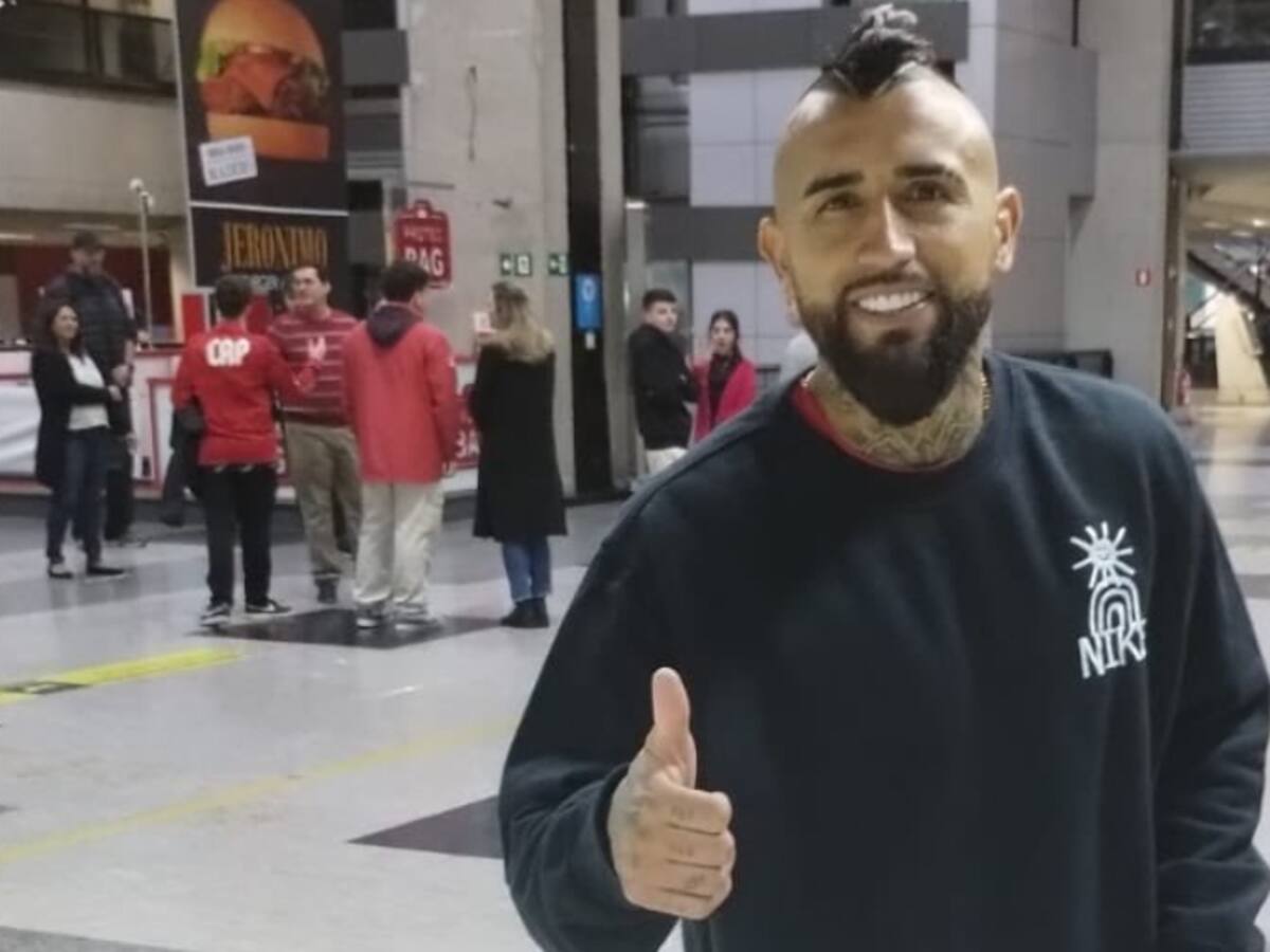 Arturo Vidal emprende viaje a Chile tras jugar con Athlético Paranaense: «Tengo días para llegar 100% al partido con Uruguay»
