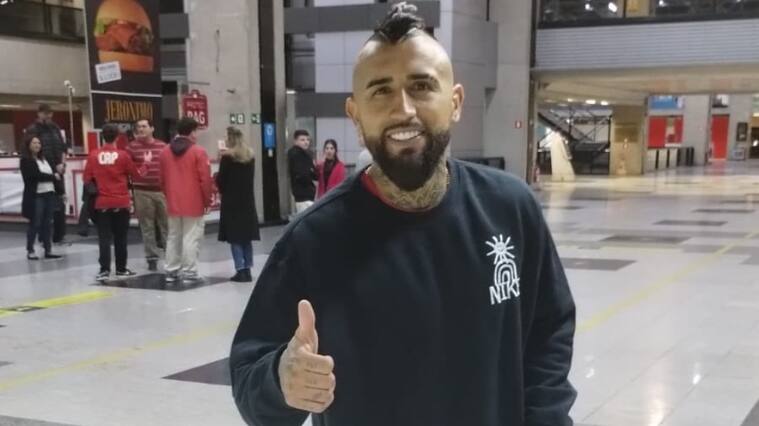 Arturo Vidal emprende viaje a Chile tras jugar con Athlético Paranaense: "Tengo días para llegar 100% al partido con Uruguay"