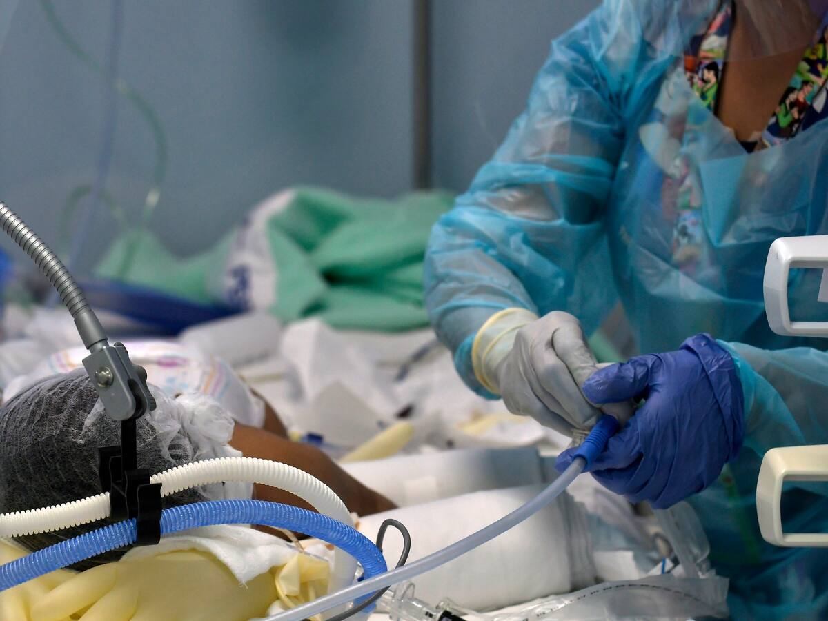 Aún en estado grave: actualizan estado de salud de la guagua más grande nacida en Chile