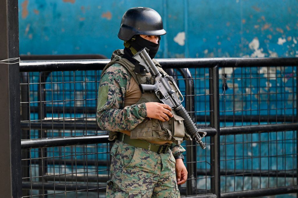 Los soldados de Ecuador son desplegados por el gobierno en las calles