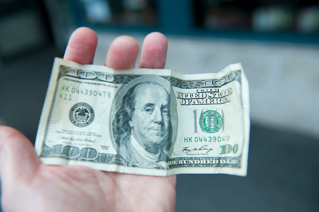 Un ejemplo de un billete de cien dólares estadounidenses