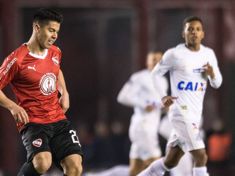 AVELLANEDA, ARGENTINA - AUGUST 21: Francisco Silva of Independiente controls the ball during a round of sixteen match between Independiente and Santos as part of Copa CONMEBOL Libertadores 2018 at Libertadores de America Stadium on August 21, 2018 in Avellaneda, Argentina. (Photo by TF-Images/Getty Images)