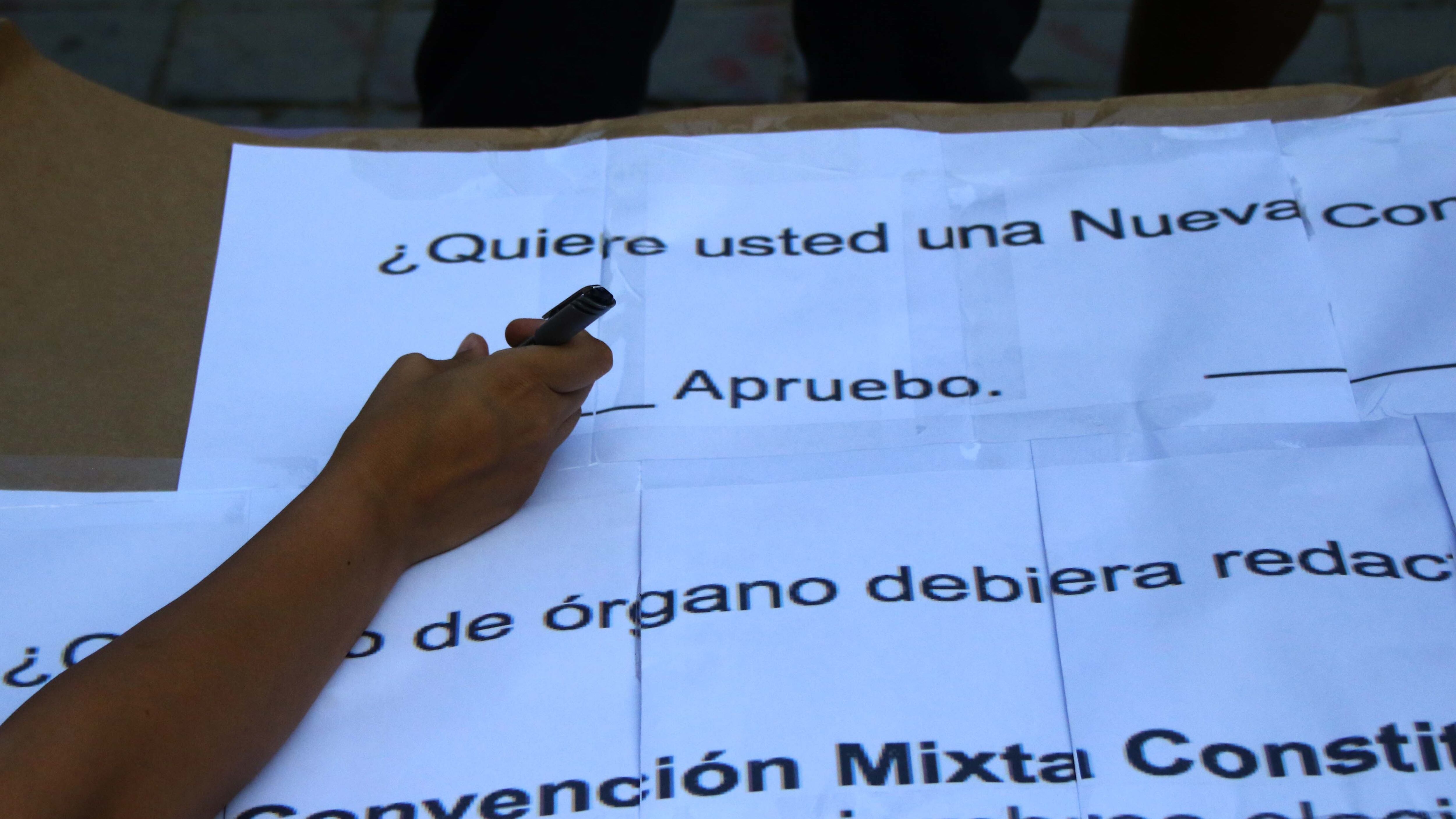 12 de Enero 2020/ SANTIAGOdistintos grupos y dirigentes sociales, junto a juventudes políticas (PC, PH, PRO, FRVS, IC y JRME), lanzan la plataforma juvenil "Generación Constituyente" y su campaña "Chile Digno, Si No Pa Qué" en el marco del plebiscito constitucional del 26 abril llamando a votar por Nueva Constitución, Convención Constitucional y a marcar el voto con AC (Asamblea Constituyente).
FOTO:MAURICIO MENDEZ/AGENCIAUNO