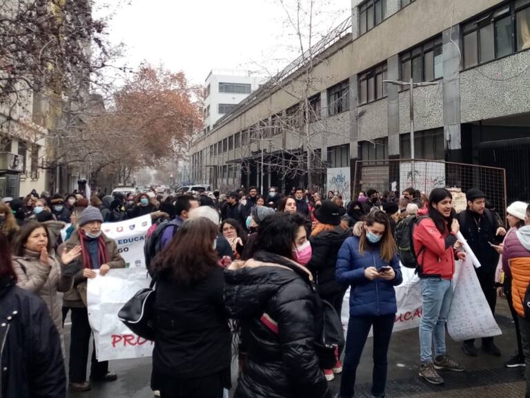 Asistentes de la educación de Santiago inician paro en medio de retorno a clases