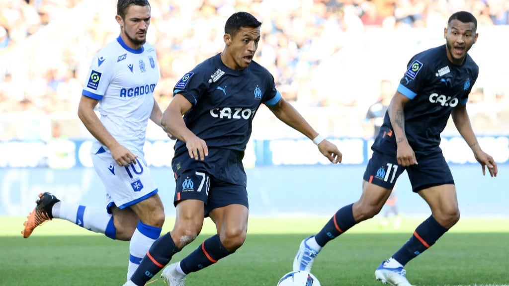 Entre elogios y regalos: el protagonismo de Alexis Sánchez en la victoria contra el Auxerre