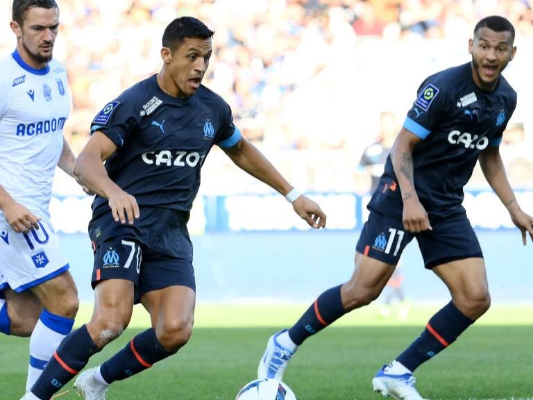 Entre elogios y regalos: el protagonismo de Alexis Sánchez en la victoria contra el Auxerre