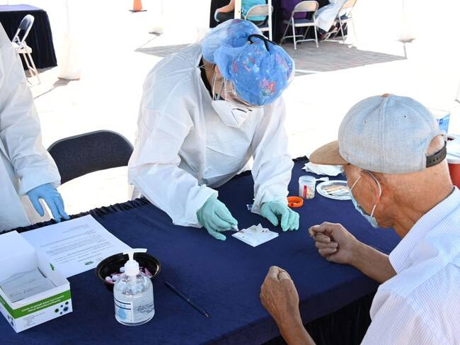 Trabajadores de la salud realizan exámenes del Covid-19 en EEUU