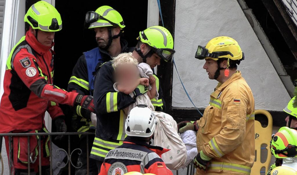Equipos de emergencia rescatan a un pequeño niño tras el colapso de un hotel que derrumbó parcialmente la estructura en Alemania.