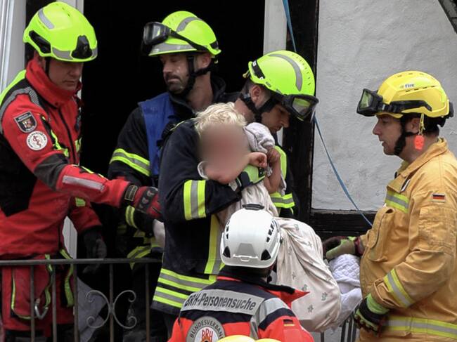 Equipos de emergencia rescatan a un pequeño niño tras el colapso de un hotel que derrumbó parcialmente la estructura en Alemania.