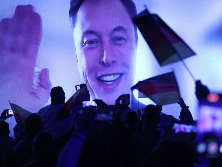 El multimillonario Elon Musk habla de forma virtual durante un evento de campaña electoral del partido de la extrema derecha de Alemania