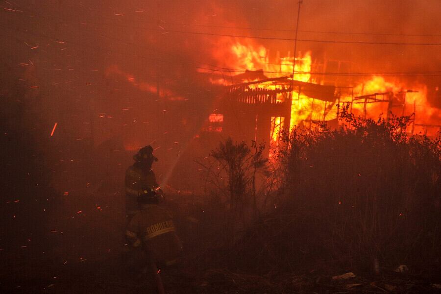El fuego consume al menos 400 viviendas en Viña del Mar de Chile