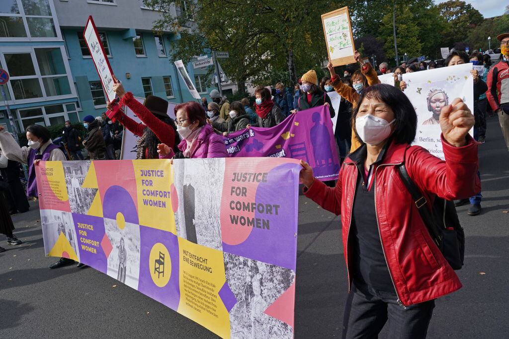 Mujeres protestan en apoyo de las llamadas «esclavas sexuales» en Berlín