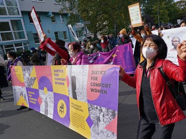 Mujeres protestan en apoyo de las llamadas «esclavas sexuales» en Berlín