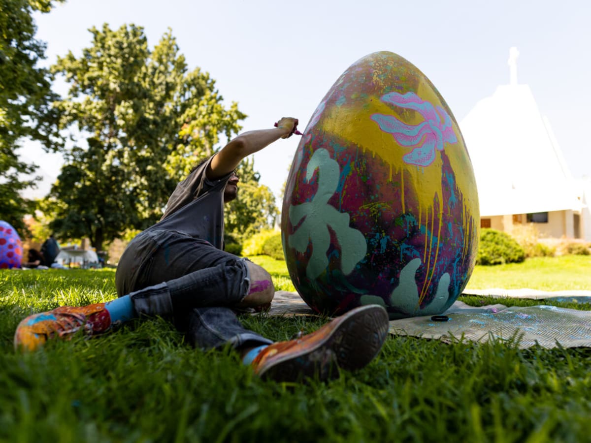 Panorama perfecto para Semana Santa: inauguran exposición artística de huevitos de Pascua gigantes en Santiago
