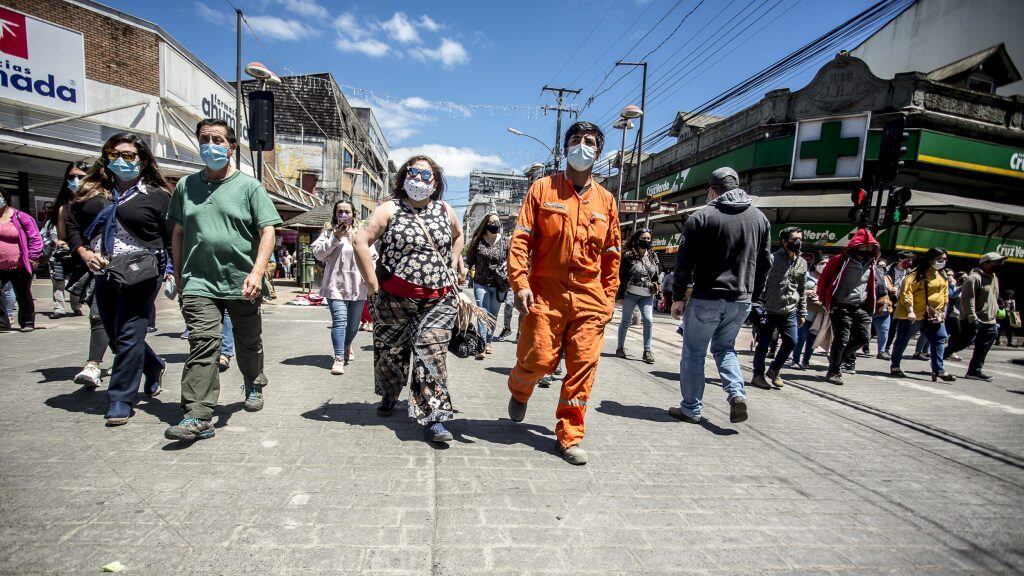 21 DE DICIEMBRE 2020 / OSORNO Ipersonas compran en el bulevar  de la calle Ramírez durante la fase 2 de la emergencia sanitaria provocada por el coronavirus.
FOTO: FERNANDO LAVOZ /AGENCIAUNO.