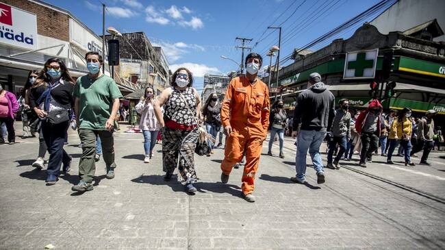 21 DE DICIEMBRE 2020 / OSORNO Ipersonas compran en el bulevar de la calle Ramírez durante la fase 2 de la emergencia sanitaria provocada por el coronavirus.
FOTO: FERNANDO LAVOZ /AGENCIAUNO.