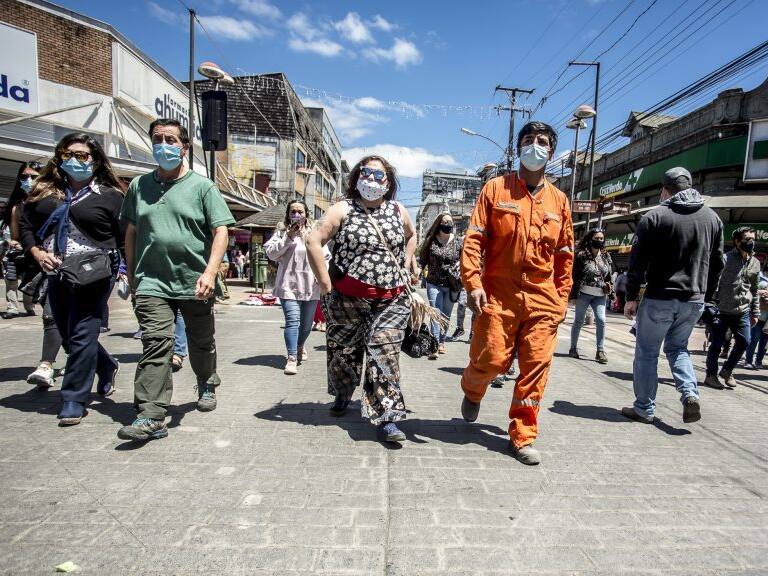 21 DE DICIEMBRE 2020 / OSORNO Ipersonas compran en el bulevar  de la calle Ramírez durante la fase 2 de la emergencia sanitaria provocada por el coronavirus.
FOTO: FERNANDO LAVOZ /AGENCIAUNO.
