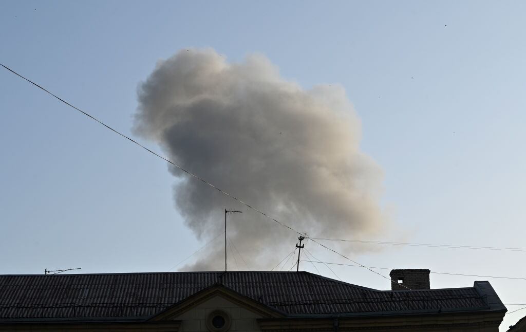 Bombardeo ruso deja una columna de humo en los alrededores de Zaporizhzhia