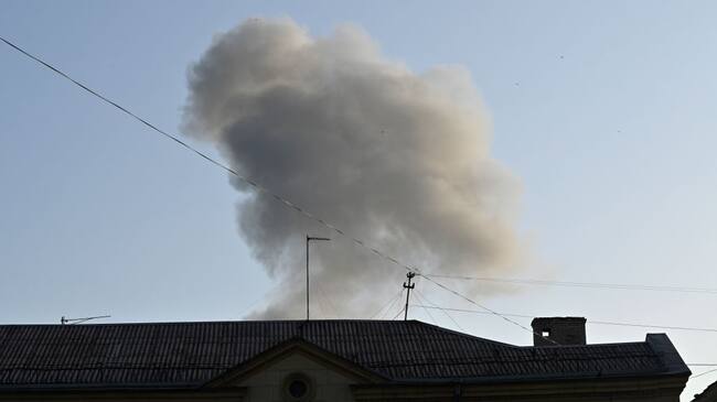 Bombardeo ruso deja una columna de humo en los alrededores de Zaporizhzhia