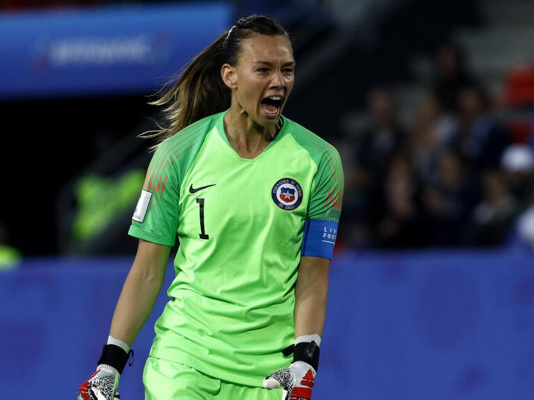 ¡Gigante Tiane! Christiane Endler aparece entre las nominadas al equipo ideal de la UEFA