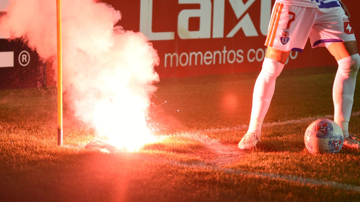 Everton vs U de Chile se suma a la lista: los partidos suspendidos por bengalas y fuegos artificiales en el fútbol chileno