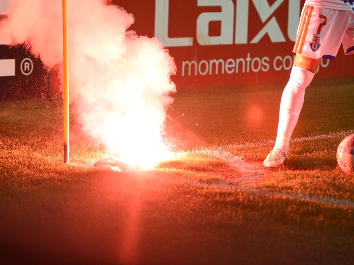 Everton vs U de Chile se suma a la lista: los partidos suspendidos por bengalas y fuegos artificiales en el fútbol chileno
