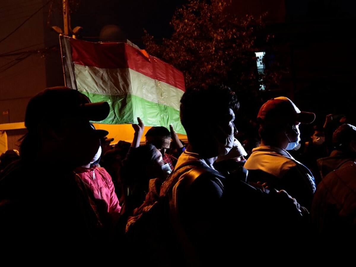 Cerca de un centenar de bolivianos pernoctaron a las afueras de la Intendencia Regional de Antofagasta