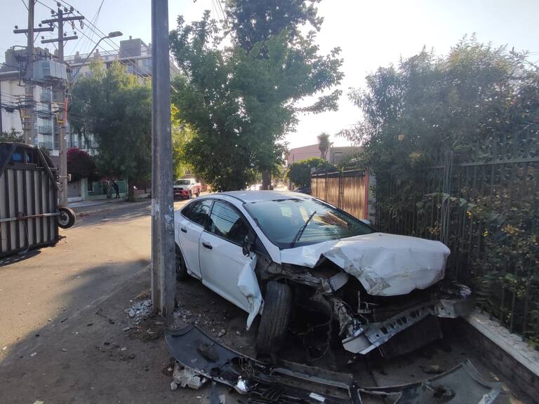 Accidente de tránsito en Recoleta: choque termina con un food truck volcado y daños en un poste