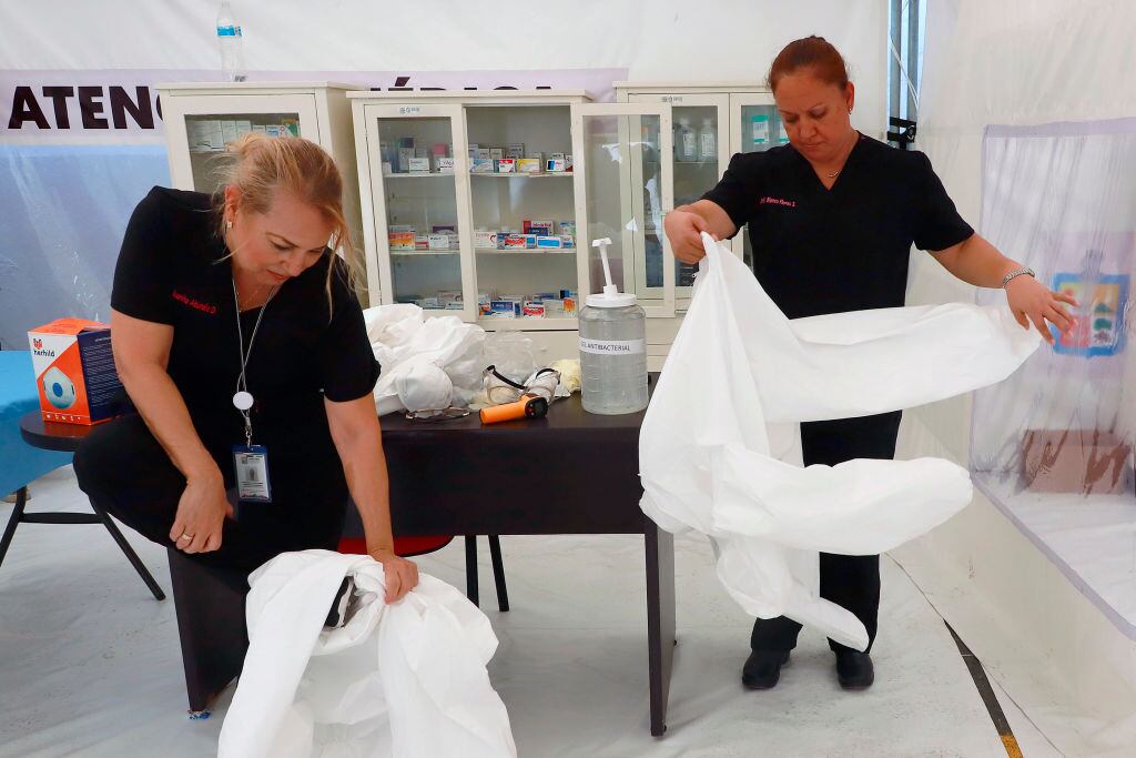 Unas enfermeras preparan sus equipamiento para iniciar su turno laboral en la ciudad mexicana de Monterrey