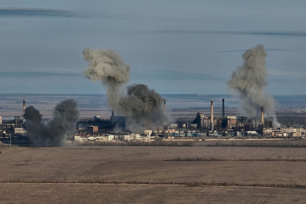 El humo se levanta ante el asedio de Rusia sobre la localidad de Avdiivka en la región de Donetsk, provocando la huída de las tropas ucranianas.