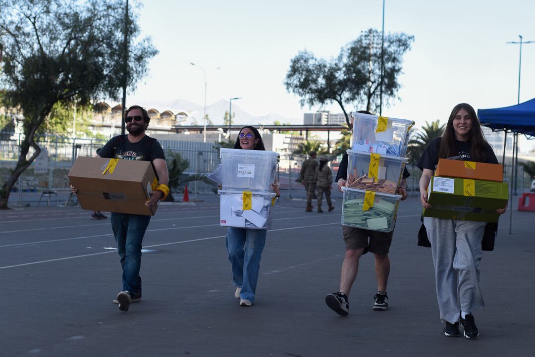 Elecciones 2024 en Chile: reportan 62 detenidos y más de 300 mil excusas ingresadas para no votar