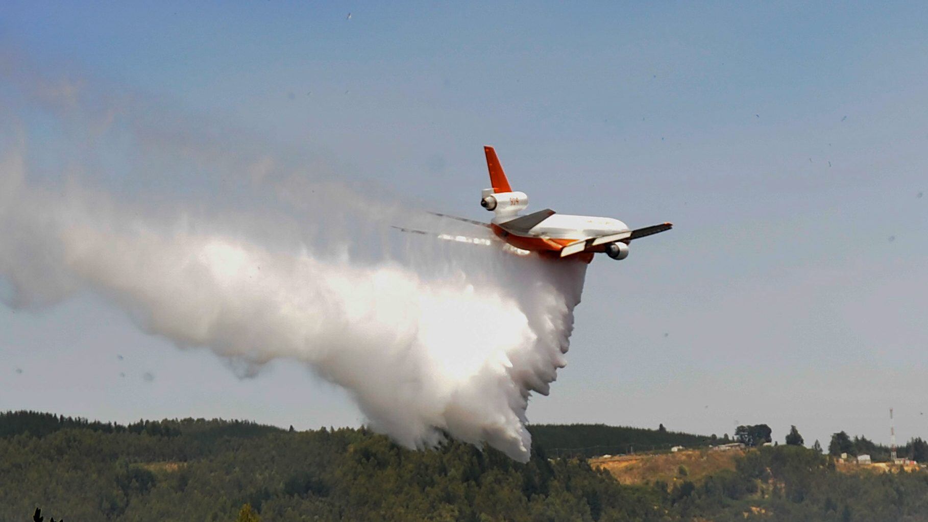 12 DE FEBRERO DEL 2019/PENCOEl Avion Ten Tanker, realiza su primera descarga en la localidad de Penco, octava region, donde desde la madrugada se encuentra afectada por un incendio forestal.
FOTO: DIEGO IBACACHE/AGENCIAUNO