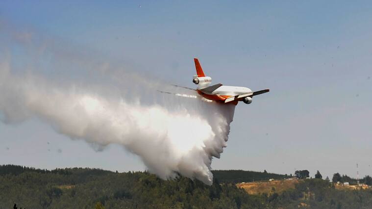 12 DE FEBRERO DEL 2019/PENCOEl Avion Ten Tanker, realiza su primera descarga en la localidad de Penco, octava region, donde desde la madrugada se encuentra afectada por un incendio forestal.
FOTO: DIEGO IBACACHE/AGENCIAUNO