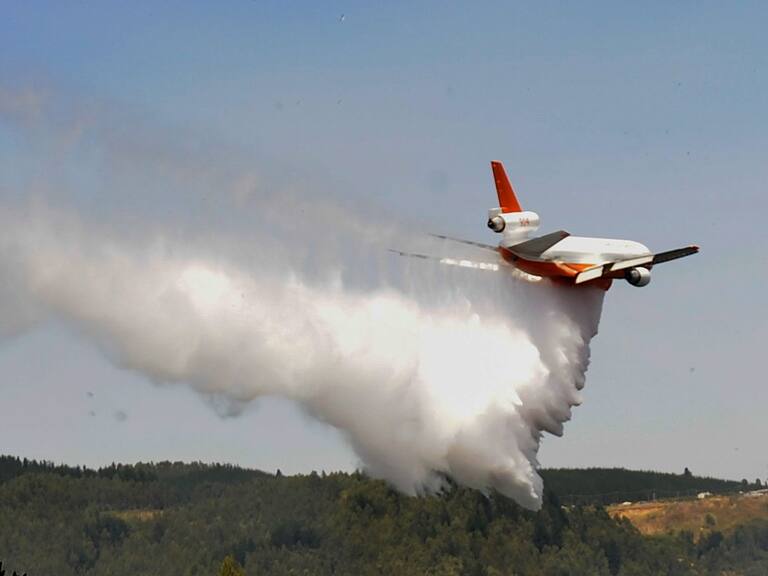 12 DE FEBRERO DEL 2019/PENCOEl Avion Ten Tanker, realiza su primera descarga en la localidad de Penco, octava region, donde desde la madrugada se encuentra afectada por un incendio forestal.
FOTO: DIEGO IBACACHE/AGENCIAUNO