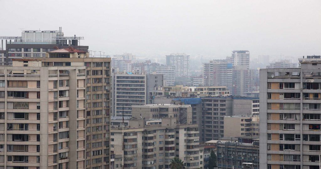 12 de Abril de 2016/SANTIAGO Dia nublado en Santiago. El Servicio de Meteorología de la Armada, anuncio un frente de mal tiempo que afectará desde el jueves a la zona centro del país, con lluvia de intensidad variable hasta el día domingo.
FOTO: FELIPE GUARDA/AGENCIAUNO