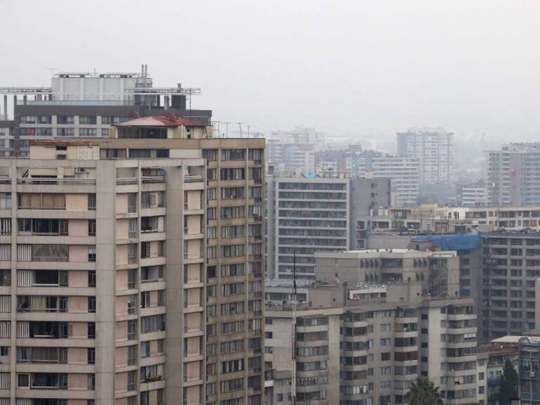 12 de Abril de 2016/SANTIAGO Dia nublado en Santiago. El Servicio de Meteorología de la Armada, anuncio un frente de mal tiempo que afectará desde el jueves a la zona centro del país, con lluvia de intensidad variable hasta el día domingo.
FOTO: FELIPE GUARDA/AGENCIAUNO