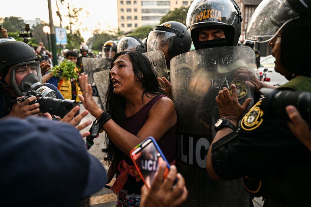 Policía del Perú reprime una manifestación contra el gobierno en Lima