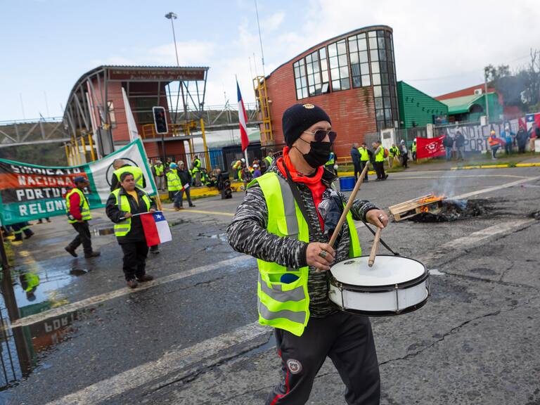 Trabajadores portuarios de Chile inician paro nacional hoy jueves 4 de abril exigiendo respuestas del Gobierno