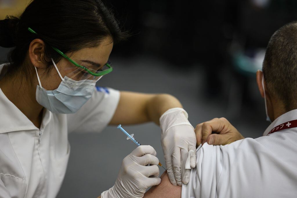 Trabajadora de la salud aplica una vacuna contra el Covid-19 en Kiyose