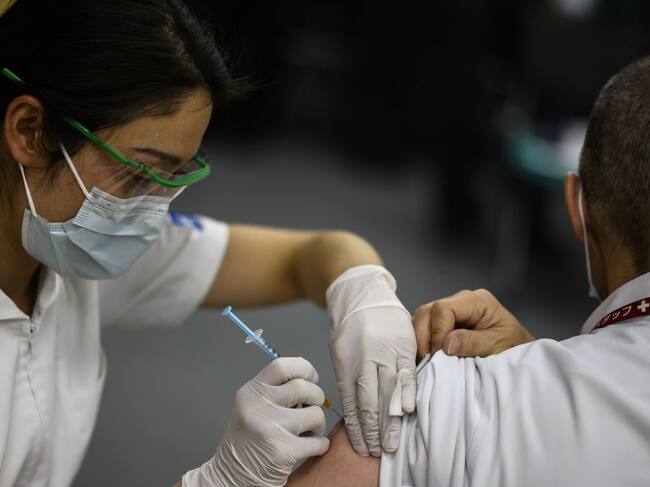 Trabajadora de la salud aplica una vacuna contra el Covid-19 en Kiyose