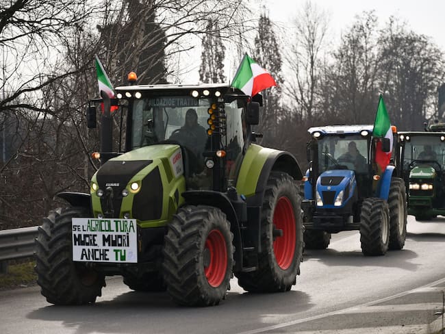 Agricultores de Italia y Portugal se suman a las protestas en Francia