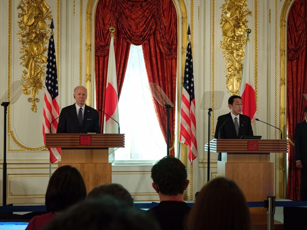 El presidente de EE. UU. Joe Biden y el primer ministro japonés Fumio Kishida sostienen una conferencia de prensa en el Palacio Akasaka, en Tokio. (Foto Nicolas Datiche/Sipa Press/Pool/Anadolu Agency/Getty Images)